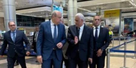 تزامناً مع فترات الذروة.. وزير الطيران يتابع حركة التشغيل بمطار القاهرة ويوجه بتسهيل الإجراءات