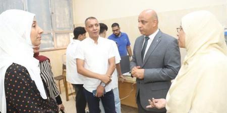 نائب رئيس جامعة قنا يتفقد أعمال الكشف الطبي للطلاب الجدد (صور)