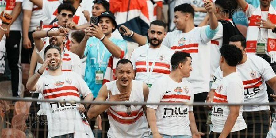 بعد قرار حجبه، محمد عواد يهدي جماهير الزمالك القميص رقم 1 (فيديو)