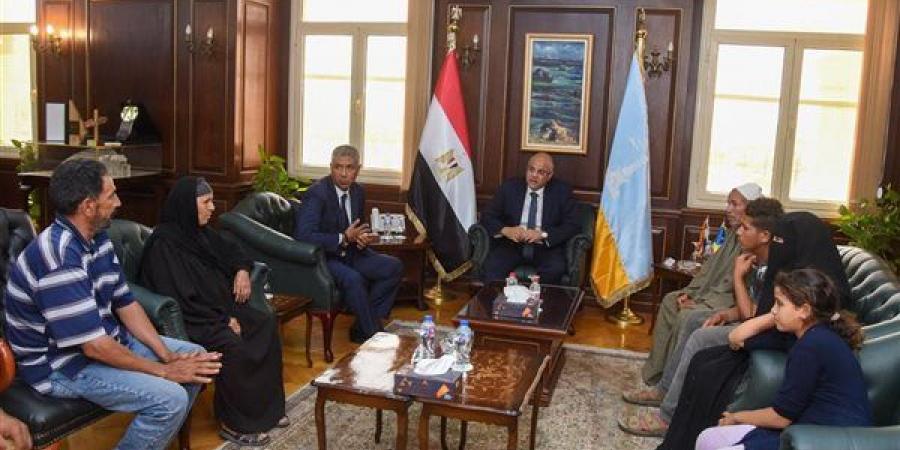 محافظ الإسكندرية يكرم أسرة عامل نظافة راح ضحية حادث سير خلال عمله