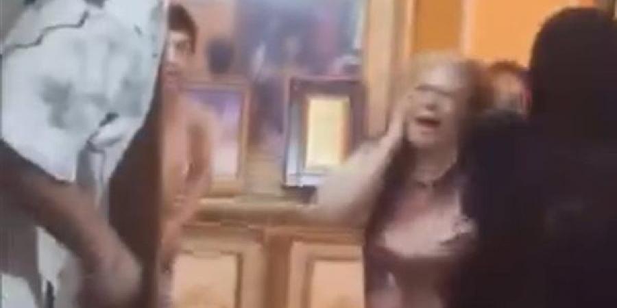 "مالناش غيرك يا أمي"، أم تهرب من نظرات نجليها المتهمين بالاعتداء عليها داخل المحكمة