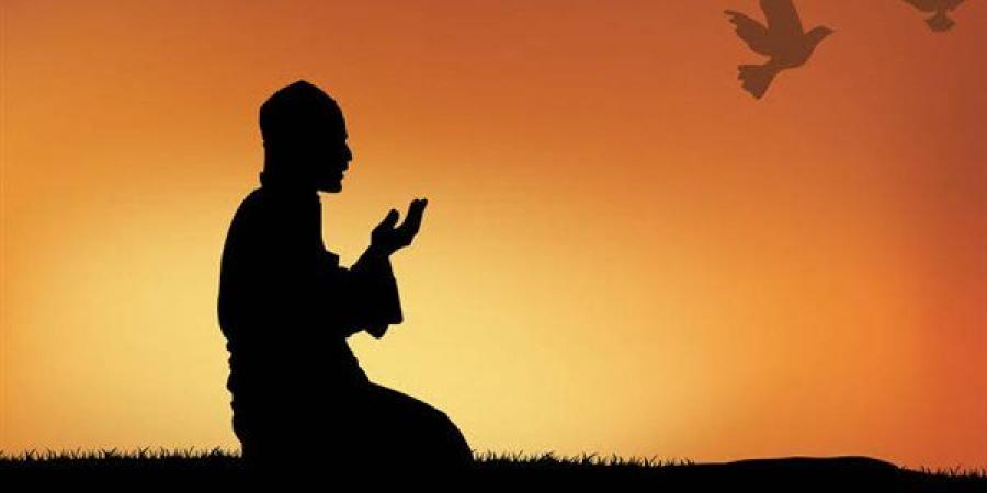 أمين الفتوى يوضح حكم الصلاة بتيشيرت حمالات وبرمودا (فيديو)