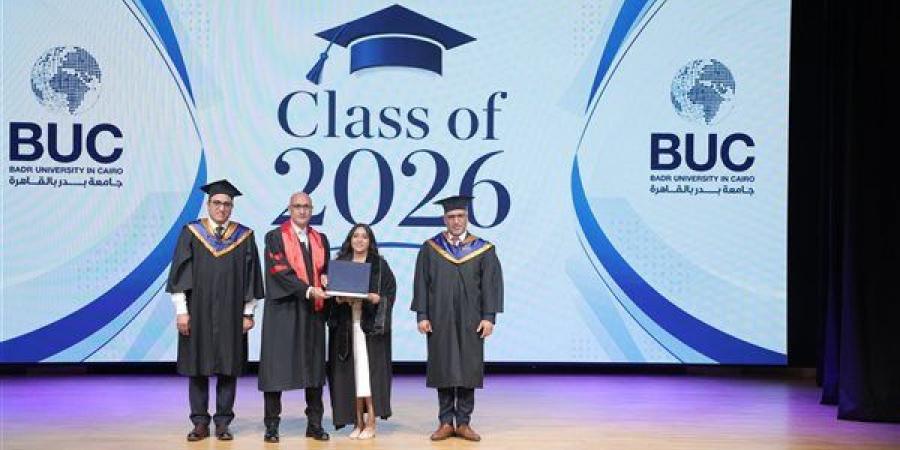 بعد إحالة الواقعة للتحقيق، فيديو يوضح احتفال طالبة جامعة بدر بحفل التخرج