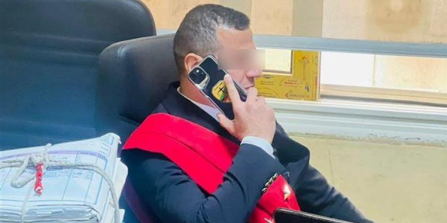 كواليس جلسة محاكمة "القاضي المزيف".. الدفاع: موكلي مريض نفسي ويطالب بحضور وزيري العدل والداخلية.. والمتهم: "السلاح مش بتاعي"